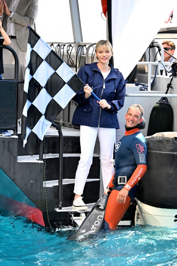 La princesse Charlene de Monaco a assisté à la descente en apnee de l'ancien champion du monde Pierre Frolla qui a recuperé le drapeau du grand prix de formule 1 de Monaco et le lui a remis, dans la baie de Monaco, le 22 mai 2024.© Bruno Bebert/Bestimage 