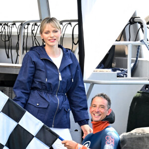 La princesse Charlene de Monaco a assisté à la descente en apnee de l'ancien champion du monde Pierre Frolla qui a recuperé le drapeau du grand prix de formule 1 de Monaco et le lui a remis, dans la baie de Monaco, le 22 mai 2024. © Bruno Bebert/Bestimage 