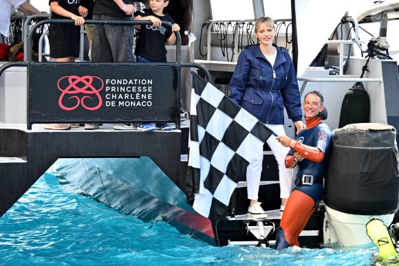 La princesse Charlene de Monaco a assisté à la descente en apnee de l'ancien champion du monde Pierre Frolla qui a recuperé le drapeau du grand prix de formule 1 de Monaco et le lui a remis, dans la baie de Monaco, le 22 mai 2024. © Bruno Bebert/Bestimage 