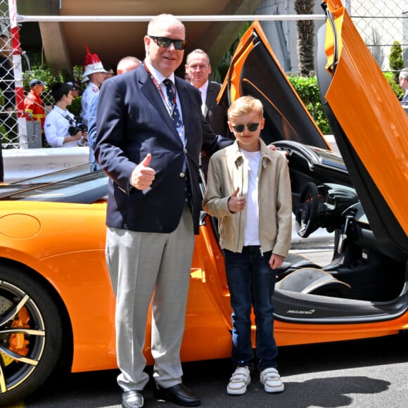 Le prince Albert et son fils le prince Jacques ont pu faire le tour d'honneur du circuit avant le départ du Grand Prix de Monaco
Le prince Albert II de Monaco et le prince Jacques de Monaco, font un tour d'honneur au volant de la nouvelle supercar McLaren hybride lors du Grand Prix de Formule 1 (F1) de Monaco. © Bruno Bebert/Bestimage