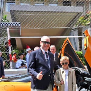 Le prince Albert II de Monaco et le prince Jacques de Monaco, font un tour d'honneur au volant de la nouvelle supercar McLaren hybride lors du Grand Prix de Formule 1 (F1) de Monaco, le 26 mai 2024. © Bruno Bebert/Bestimage 