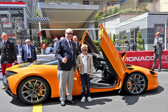 Le prince Albert II de Monaco et le prince Jacques de Monaco, font un tour d'honneur au volant de la nouvelle supercar McLaren hybride lors du Grand Prix de Formule 1 (F1) de Monaco, le 26 mai 2024. © Bruno Bebert/Bestimage 