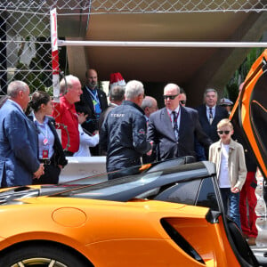 Le prince Albert II de Monaco et le prince Jacques de Monaco, font un tour d'honneur au volant de la nouvelle supercar McLaren hybride lors du Grand Prix de Formule 1 (F1) de