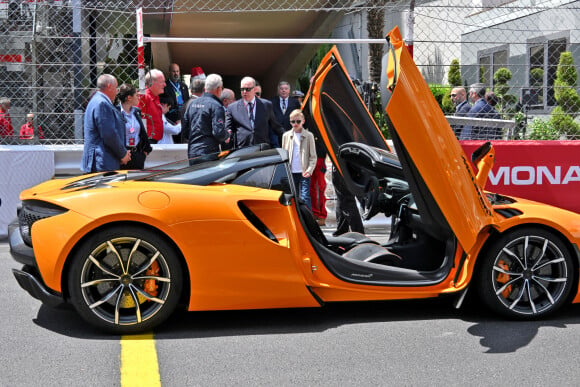 Le prince Albert II de Monaco et le prince Jacques de Monaco, font un tour d'honneur au volant de la nouvelle supercar McLaren hybride lors du Grand Prix de Formule 1 (F1) de