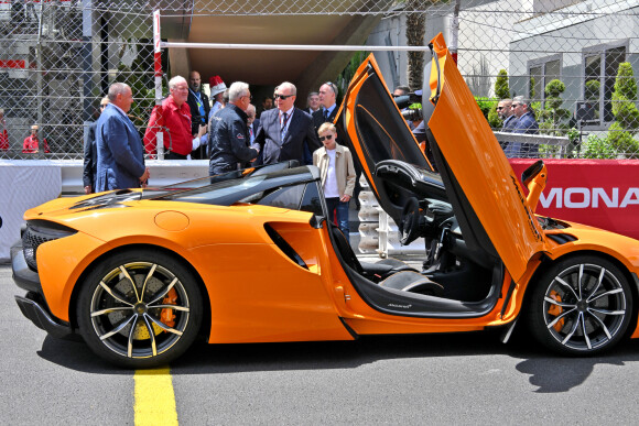 No Tabloid - Le prince Albert II de Monaco et le prince Jacques de Monaco, font un tour d'honneur au volant de la nouvelle supercar McLaren hybride lors du Grand Prix de Formule 1 (F1) de Monaco, le 26 mai 2024. © Bruno Bebert/Bestimage 