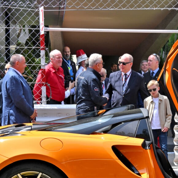 No Tabloid - Le prince Albert II de Monaco et le prince Jacques de Monaco, font un tour d'honneur au volant de la nouvelle supercar McLaren hybride lors du Grand Prix de Formule 1 (F1) de Monaco, le 26 mai 2024. © Bruno Bebert/Bestimage 