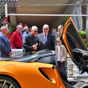 Le prince Albert II de Monaco et le prince Jacques de Monaco, font un tour d'honneur au volant de la nouvelle supercar McLaren hybride lors du Grand Prix de Formule 1 (F1) de Monaco, le 26 mai 2024. © Bruno Bebert/Bestimage 