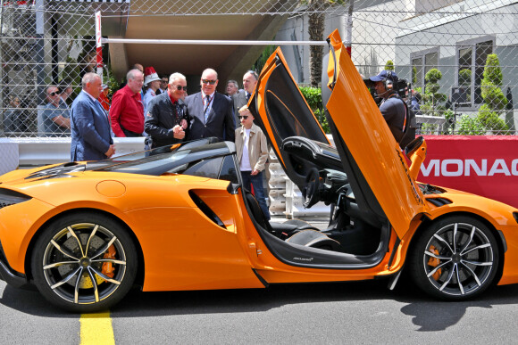 Le prince Albert II de Monaco et le prince Jacques de Monaco, font un tour d'honneur au volant de la nouvelle supercar McLaren hybride lors du Grand Prix de Formule 1 (F1) de Monaco, le 26 mai 2024. © Bruno Bebert/Bestimage 