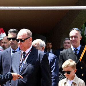 Le prince Albert II de Monaco et le prince Jacques de Monaco, font un tour d'honneur au volant de la nouvelle supercar McLaren hybride lors du Grand Prix de Formule 1 (F1) de Monaco, le 26 mai 2024. © Bruno Bebert/Bestimage 