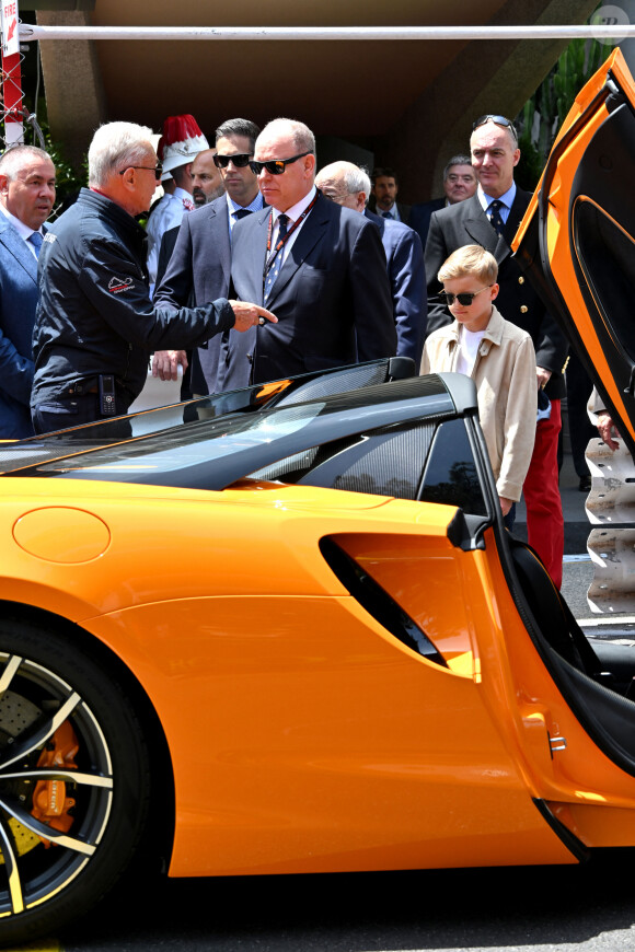 Le prince Albert II de Monaco et le prince Jacques de Monaco, font un tour d'honneur au volant de la nouvelle supercar McLaren hybride lors du Grand Prix de Formule 1 (F1) de Monaco, le 26 mai 2024. © Bruno Bebert/Bestimage 