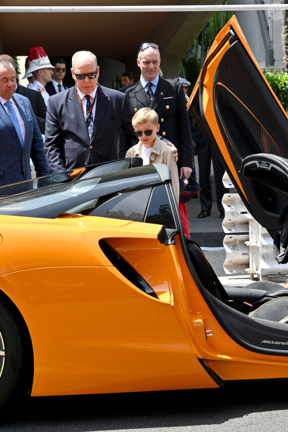 Le prince Albert II de Monaco et le prince Jacques de Monaco, font un tour d'honneur au volant de la nouvelle supercar McLaren hybride lors du Grand Prix de Formule 1 (F1) de Monaco, le 26 mai 2024. © Bruno Bebert/Bestimage 