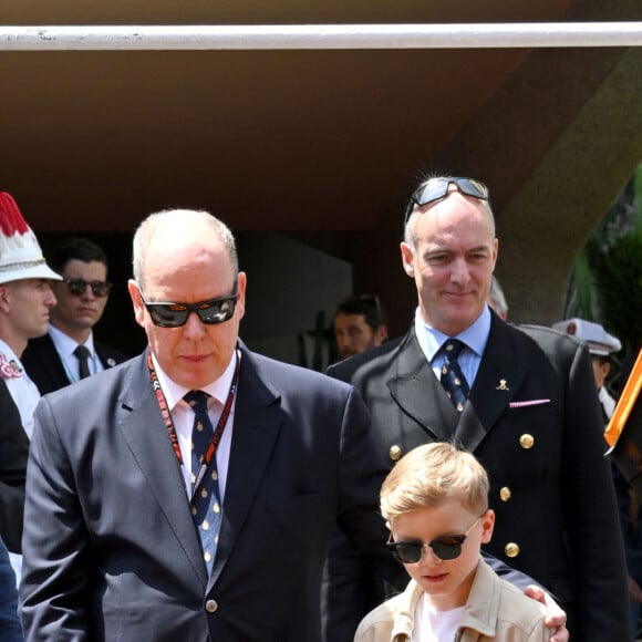 Le prince Albert II de Monaco et le prince Jacques de Monaco, font un tour d'honneur au volant de la nouvelle supercar McLaren hybride lors du Grand Prix de Formule 1 (F1) de Monaco, le 26 mai 2024. © Bruno Bebert/Bestimage 