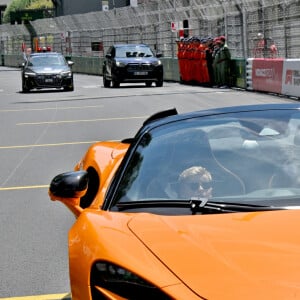 Le prince Albert II de Monaco et le prince Jacques de Monaco, font un tour d'honneur au volant de la nouvelle supercar McLaren hybride lors du Grand Prix de Formule 1 (F1) de Monaco, le 26 mai 2024. © Bruno Bebert/Bestimage 