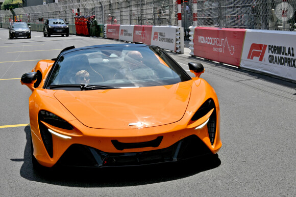 Le prince Albert II de Monaco et le prince Jacques de Monaco, font un tour d'honneur au volant de la nouvelle supercar McLaren hybride lors du Grand Prix de Formule 1 (F1) de Monaco, le 26 mai 2024. © Bruno Bebert/Bestimage 