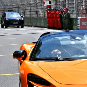 Le prince Albert II de Monaco et le prince Jacques de Monaco, font un tour d'honneur au volant de la nouvelle supercar McLaren hybride lors du Grand Prix de Formule 1 (F1) de Monaco, le 26 mai 2024. © Bruno Bebert/Bestimage 