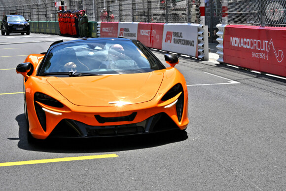 Le prince Albert II de Monaco et le prince Jacques de Monaco, font un tour d'honneur au volant de la nouvelle supercar McLaren hybride lors du Grand Prix de Formule 1 (F1) de Monaco, le 26 mai 2024. © Bruno Bebert/Bestimage 