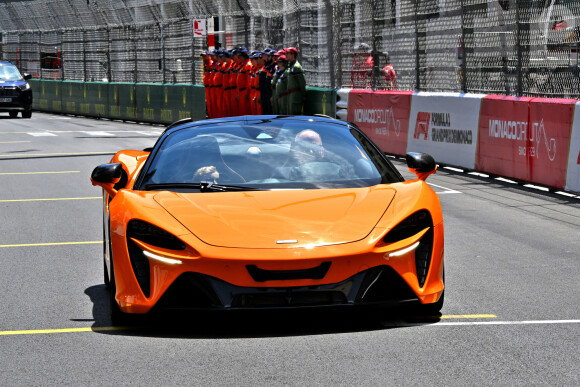 Le prince Albert II de Monaco et le prince Jacques de Monaco, font un tour d'honneur au volant de la nouvelle supercar McLaren hybride lors du Grand Prix de Formule 1 (F1) de Monaco, le 26 mai 2024. © Bruno Bebert/Bestimage 