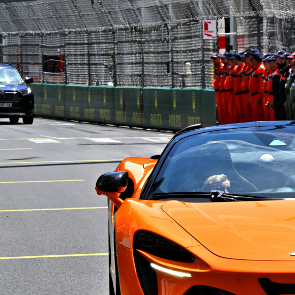 Le prince Albert II de Monaco et le prince Jacques de Monaco, font un tour d'honneur au volant de la nouvelle supercar McLaren hybride lors du Grand Prix de Formule 1 (F1) de Monaco, le 26 mai 2024. © Bruno Bebert/Bestimage 