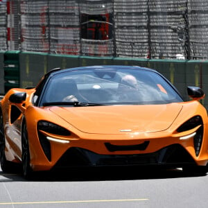 Le prince Albert II de Monaco et le prince Jacques de Monaco, font un tour d'honneur au volant de la nouvelle supercar McLaren hybride lors du Grand Prix de Formule 1 (F1) de Monaco, le 26 mai 2024. © Bruno Bebert/Bestimage 