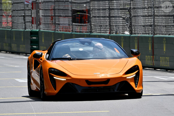 Le prince Albert II de Monaco et le prince Jacques de Monaco, font un tour d'honneur au volant de la nouvelle supercar McLaren hybride lors du Grand Prix de Formule 1 (F1) de Monaco, le 26 mai 2024. © Bruno Bebert/Bestimage 