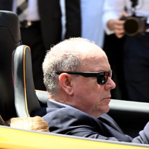 Le prince Albert II de Monaco et le prince Jacques de Monaco, font un tour d'honneur au volant de la nouvelle supercar McLaren hybride lors du Grand Prix de Formule 1 (F1) de Monaco, le 26 mai 2024. © Bruno Bebert/Bestimage 