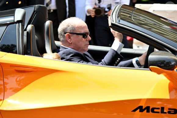 Le prince Albert II de Monaco et le prince Jacques de Monaco, font un tour d'honneur au volant de la nouvelle supercar McLaren hybride lors du Grand Prix de Formule 1 (F1) de Monaco, le 26 mai 2024. © Bruno Bebert/Bestimage 