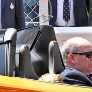 Le prince Albert II de Monaco et le prince Jacques de Monaco, font un tour d'honneur au volant de la nouvelle supercar McLaren hybride lors du Grand Prix de Formule 1 (F1) de Monaco, le 26 mai 2024. © Bruno Bebert/Bestimage 
