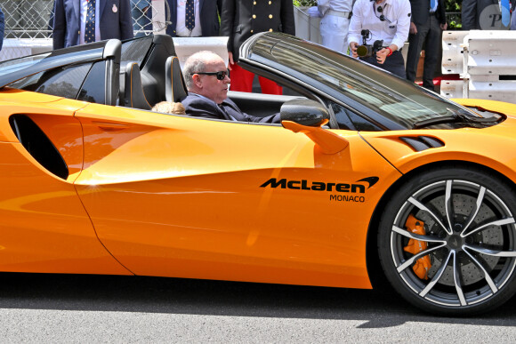 Le prince Albert II de Monaco et le prince Jacques de Monaco, font un tour d'honneur au volant de la nouvelle supercar McLaren hybride lors du Grand Prix de Formule 1 (F1) de Monaco, le 26 mai 2024. © Bruno Bebert/Bestimage 