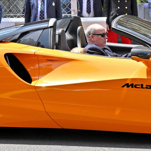 Le prince Albert II de Monaco et le prince Jacques de Monaco, font un tour d'honneur au volant de la nouvelle supercar McLaren hybride lors du Grand Prix de Formule 1 (F1) de Monaco, le 26 mai 2024. © Bruno Bebert/Bestimage 