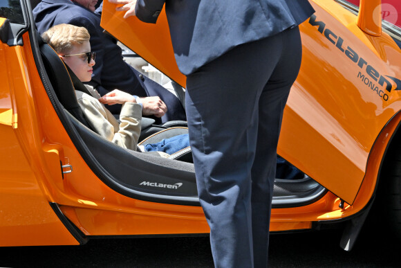 Le prince Albert II de Monaco et le prince Jacques de Monaco, font un tour d'honneur au volant de la nouvelle supercar McLaren hybride lors du Grand Prix de Formule 1 (F1) de Monaco. © Bruno Bebert/Bestimage