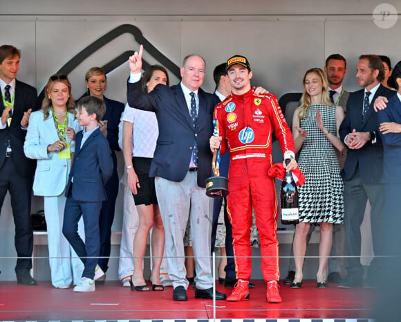 Après plusieurs années d'échec, le pilote monégasque Charles Leclerc a enfin remporté son premier Grand Prix de Monaco !
Charles Leclerc, le prince Albert II de Monaco, la princesse Charlène de Monaco, Pierre Casiraghi, Andrea Casiraghi, Tatiana Casiraghi (Tatiana Santa Domingo), Charlotte Casiraghi et Raphaël Elmaleh, Marie Chevallier, Louis Ducruet, la princesse Alexandra de Hanovre, Ben-Sylvester Strautmann,, Beatrice Borromeo - Le prince Albert II de Monaco et la princesse Charlène de Monaco ne cachent pas leurs joies et leurs émotions en remettant à Charles Leclerc le trophée du vainqueur du Grand Prix de Formule 1 (F1) de Monaco. Monaco, le 26 mai 2024. © Bruno Bebert/Bestimage 