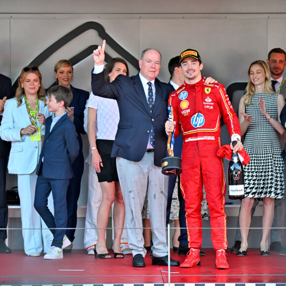 Après plusieurs années d'échec, le pilote monégasque Charles Leclerc a enfin remporté son premier Grand Prix de Monaco !
Charles Leclerc, le prince Albert II de Monaco, la princesse Charlène de Monaco, Pierre Casiraghi, Andrea Casiraghi, Tatiana Casiraghi (Tatiana Santa Domingo), Charlotte Casiraghi et Raphaël Elmaleh, Marie Chevallier, Louis Ducruet, la princesse Alexandra de Hanovre, Ben-Sylvester Strautmann,, Beatrice Borromeo - Le prince Albert II de Monaco et la princesse Charlène de Monaco ne cachent pas leurs joies et leurs émotions en remettant à Charles Leclerc le trophée du vainqueur du Grand Prix de Formule 1 (F1) de Monaco. Monaco, le 26 mai 2024. © Bruno Bebert/Bestimage 