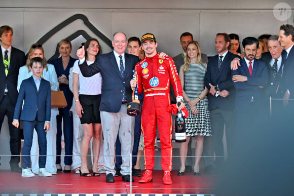 Charles Leclerc, le prince Albert II de Monaco, la princesse Charlène de Monaco, Pierre Casiraghi, Andrea Casiraghi, Tatiana Casiraghi (Tatiana Santa Domingo), Charlotte Casiraghi et Raphaël Elmaleh, Marie Chevallier, Louis Ducruet, la princesse Alexandra de Hanovre, Ben-Sylvester Strautmann,, Beatrice Borromeo - Le prince Albert II de Monaco et la princesse Charlène de Monaco ne cachent pas leurs joies et leurs émotions en remettant à Charles Leclerc le trophée du vainqueur du Grand Prix de Formule 1 (F1) de Monaco. Monaco, le 26 mai 2024. © Bruno Bebert/Bestimage 