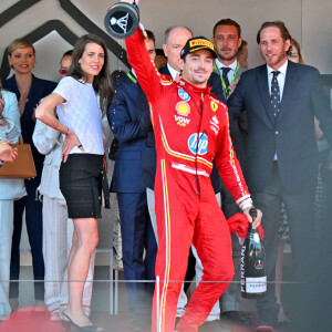 Une partie du clan Grimaldi a d'ailleurs assisté à sa jolie victoire !
Charles Leclerc, le prince Albert II de Monaco, la princesse Charlène de Monaco, Pierre Casiraghi, Andrea Casiraghi, Tatiana Casiraghi (Tatiana Santa Domingo), Charlotte Casiraghi et Raphaël Elmaleh, Marie Chevallier, Louis Ducruet, la princesse Alexandra de Hanovre, Ben-Sylvester Strautmann,, Beatrice Borromeo - Le prince Albert II de Monaco et la princesse Charlène de Monaco ne cachent pas leurs joies et leurs émotions en remettant à Charles Leclerc le trophée du vainqueur du Grand Prix de Formule 1 (F1) de Monaco. Monaco, le 26 mai 2024. © Bruno Bebert/Bestimage 