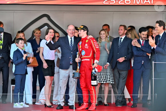 Charles Leclerc, le prince Albert II de Monaco, la princesse Charlène de Monaco, Pierre Casiraghi, Andrea Casiraghi, Tatiana Casiraghi (Tatiana Santa Domingo), Charlotte Casiraghi et Raphaël Elmaleh, Marie Chevallier, Louis Ducruet, la princesse Alexandra de Hanovre, Ben-Sylvester Strautmann,, Beatrice Borromeo, Mohammed Ben Sulayem - Le prince Albert II de Monaco et la princesse Charlène de Monaco ne cachent pas leurs joies et leurs émotions en remettant à Charles Leclerc le trophée du vainqueur du Grand Prix de Formule 1 (F1) de Monaco. Monaco, le 26 mai 2024. © Bruno Bebert/Bestimage 