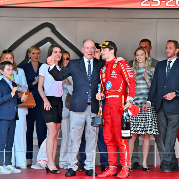 Charles Leclerc, le prince Albert II de Monaco, la princesse Charlène de Monaco, Pierre Casiraghi, Andrea Casiraghi, Tatiana Casiraghi (Tatiana Santa Domingo), Charlotte Casiraghi et Raphaël Elmaleh, Marie Chevallier, Louis Ducruet, la princesse Alexandra de Hanovre, Ben-Sylvester Strautmann,, Beatrice Borromeo, Mohammed Ben Sulayem - Le prince Albert II de Monaco et la princesse Charlène de Monaco ne cachent pas leurs joies et leurs émotions en remettant à Charles Leclerc le trophée du vainqueur du Grand Prix de Formule 1 (F1) de Monaco. Monaco, le 26 mai 2024. © Bruno Bebert/Bestimage 