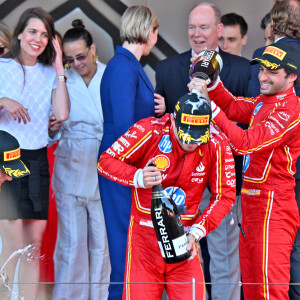 Oscar Piastri, Charles Leclerc, Carlos Sainz, Charlotte Casiraghi, le prince Albert II de Monaco, la princesse Charlène de Monaco, Pierre Casiraghi, Andrea Casiraghi, Tatiana Casiraghi (Tatiana Santa Domingo), Charlotte Casiraghi et Raphaël Elmaleh, Marie Chevallier, Louis Ducruet, la princesse Alexandra de Hanovre, Ben-Sylvester Strautmann, l - Le prince Albert II de Monaco et la princesse Charlène de Monaco ne cachent pas leurs joies et leurs émotions en remettant à Charles Leclerc le trophée du vainqueur du Grand Prix de Formule 1 (F1) de Monaco. Monaco, le 26 mai 2024. © Bruno Bebert/Bestimage  Prince Albert II of Monaco and Princess Charlene of Monaco do not hide their joys and their emotions by presenting Charles Leclerc with the winner's trophy of the Formula 1 (F1) Grand Prix of Monaco. Monaco, May 26, 2024.