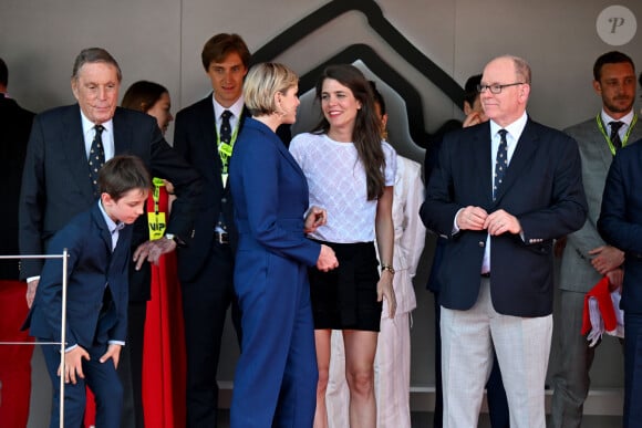 La princesse Charlène de Monaco, le prince Albert II de Monaco, Louis Ducruet, Charlotte Casiraghi, Raphaël Elmaleh, Pierre Casiraghi, Ben-Sylvester Strautmann, la princesse Alexandra de Hanovre - Le prince Albert II de Monaco et la princesse Charlène de Monaco ne cachent pas leurs joies et leurs émotions en remettant à Charles Leclerc le trophée du vainqueur du Grand Prix de Formule 1 (F1) de Monaco. Monaco, le 26 mai 2024. © Bruno Bebert/Bestimage 