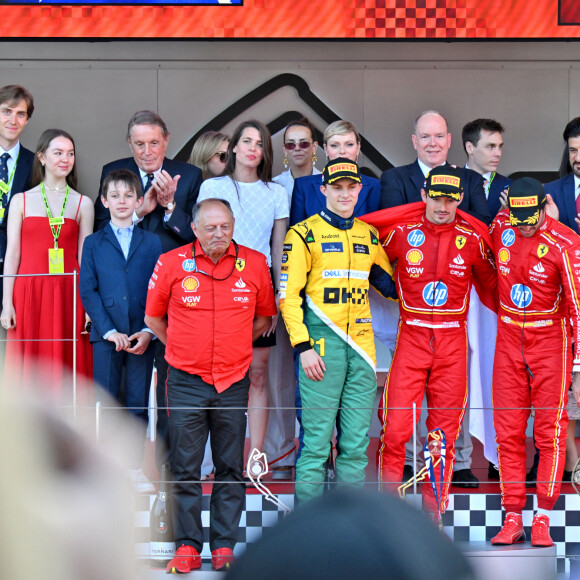 Oscar Piastri, Charles Leclerc, Carlos Sainz, Charlotte Casiraghi, le prince Albert II de Monaco, la princesse Charlène de Monaco, Pierre Casiraghi, Andrea Casiraghi, Tatiana Casiraghi (Tatiana Santa Domingo), Charlotte Casiraghi et Raphaël Elmaleh, Marie Chevallier, Louis Ducruet, la princesse Alexandra de Hanovre, Ben-Sylvester Strautmann, l, Mohammed Ben Sulayem - Le prince Albert II de Monaco et la princesse Charlène de Monaco ne cachent pas leurs joies et leurs émotions en remettant à Charles Leclerc le trophée du vainqueur du Grand Prix de Formule 1 (F1) de Monaco. Monaco, le 26 mai 2024. © Bruno Bebert/Bestimage 