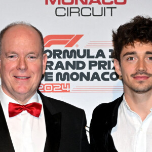 "Je connais Charles depuis ses 11 ans. Il n'avait jamais pu monter sur le podium à Monaco depuis ses débuts en F1", ajoute Albert de Monaco
 
La princesse Charlène, le prince Albert II de Monaco, Charles Leclerc et Alexandra Saint Mleux durant la soirée de gala du 81ème Grand Prix de Formule 1 de Monaco, salle des Etoiles du Sporting de Monaco, le 26 mai 2024. Cette soirée met à l'honneur le vainqueur du Grand Prix, le monégasque Charles Leclerc. © Bruno Bebert/Bestimage