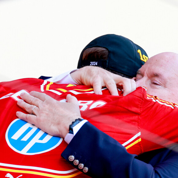 Le prince Albert a été ému aux larmes après la victoire du jeune pilote monégasque
 
Charles Leclerc lors du Grand Prix de Formule 1 (F1) de Monaco, le 26 mai 2024.