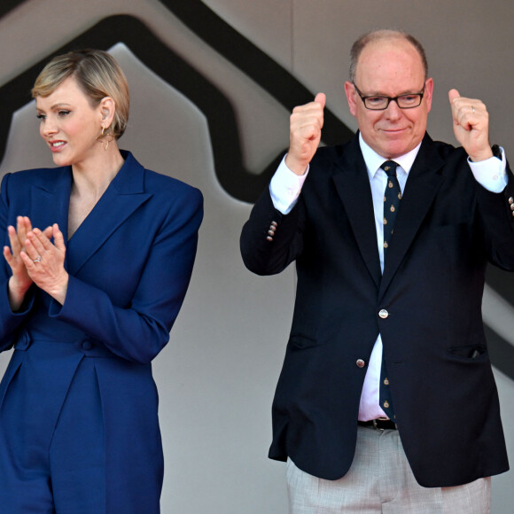 Albert de Monaco s'en est expliqué après le Grand Prix
 
Le prince Albert II de Monaco et la princesse Charlène de Monaco - Le prince Albert II de Monaco et la princesse Charlène de Monaco ne cachent pas leurs joies et leurs émotions en remettant à Charles Leclerc le trophée du vainqueur du Grand Prix de Formule 1 (F1) de Monaco. Monaco, le 26 mai 2024. © Bruno Bebert/Bestimage