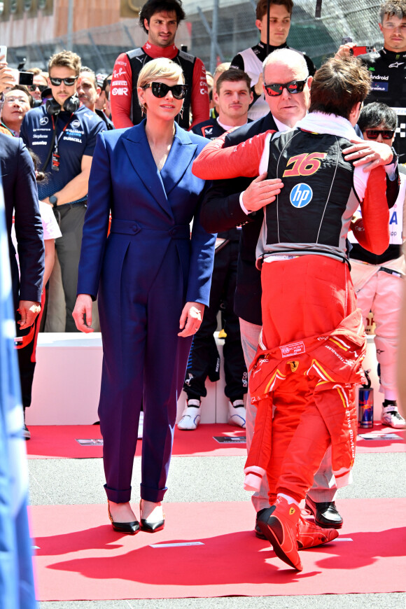 "Il s'est écoulé 93 ans depuis la victoire de Louis Chiron en 1931", explique-t-il
 
Le prince Albert II de Monaco, la princesse Charlène de Monaco et Charles Leclerc pendant les hymnes lors du Grand Prix de Formule 1 (F1) de Monaco, le 26 mai 2024. © Bruno Bebert/Bestimage