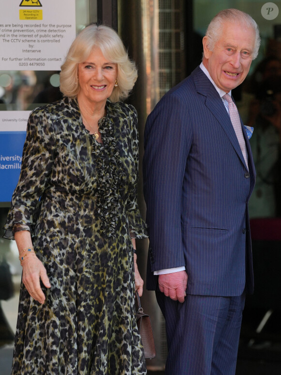 Comme l'a notifié le Parisien ce lundi 6 mai 2024, cette dernière aurait ordonné au monarque de laisser tomber une facheuse habitude : celle de ne jamais déjeuner !
Le roi Charles III d'Angleterre et la reine consort Camilla visitent le University College Hospital Macmillan Cancer Centre à Londres le 30 avril 2024. 