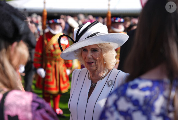 Le roi Charles III d'Angleterre et Camilla Parker Bowles, reine consort d'Angleterre, reçoivent des invités lors d'une Garden Party à Buckingham Palace à Londres, le 8 mai 2024.