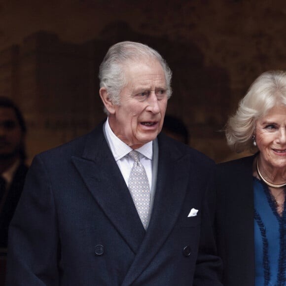 Le roi Charles III d'Angleterre quitte l'hôpital avec la reine consort Camilla après y avoir subi une opération de la prostate. Londres, le 29 janvier 2024.