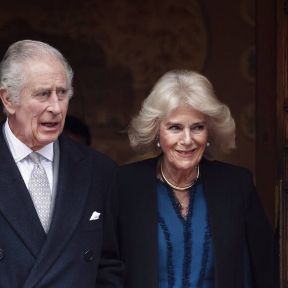 Le roi Charles III d'Angleterre quitte l'hôpital avec la reine consort Camilla après y avoir subi une opération de la prostate. Londres, le 29 janvier 2024.