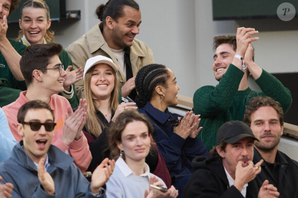 Axel, Héléna, Candice, Julien (candidats Star Academy 2024) - Célébrités dans les tribunes des Internationaux de France de tennis de Roland Garros 2024 à Paris le 27 mai 2024. © Moreau-Jacovides/Bestimage