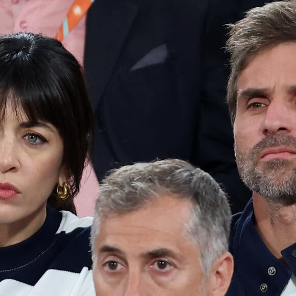 Le couple est venu assister au match de Rafael Nadal ce lundi 27 mai

Nolwenn Leroy et Arnaud Clement - Célébrités dans les tribunes des Internationaux de France de tennis de Roland Garros 2024 à Paris le 27 mai 2024. © Moreau-Jacovides/Bestimage