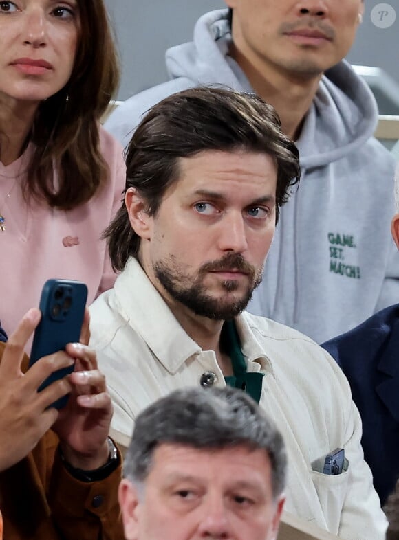 Lucas Bravo - Célébrités dans les tribunes des Internationaux de France de tennis de Roland Garros 2024 à Paris le 27 mai 2024. © Moreau-Jacovides/Bestimage